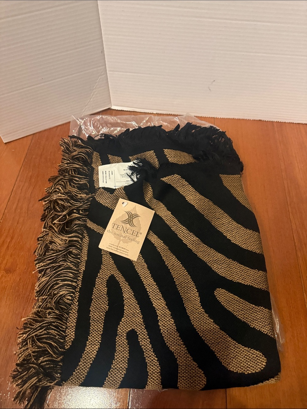 NWT Tencel Luxury Zebra Stripe Jacquard Woven Fringe Throw Blanket 50x60